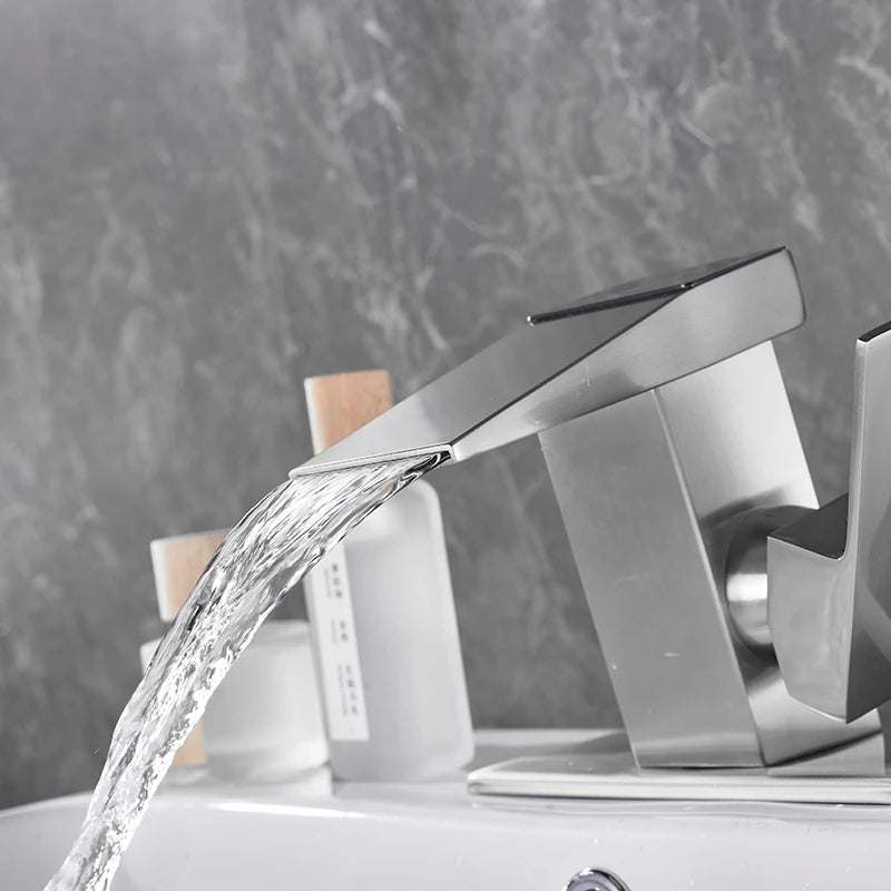 Torneira de Banheiro com Display Digital e Cascata Carpetino