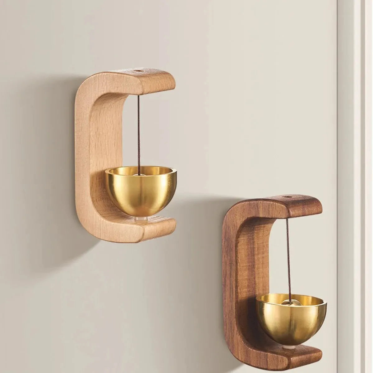 Sino de Entrada Decorativo em Madeira e Metal Dourado Premium - Design Japonês Minimalista